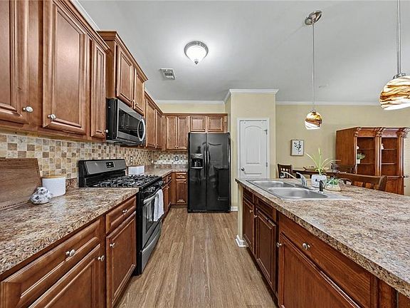 3rd image of 518 Riverview Ln