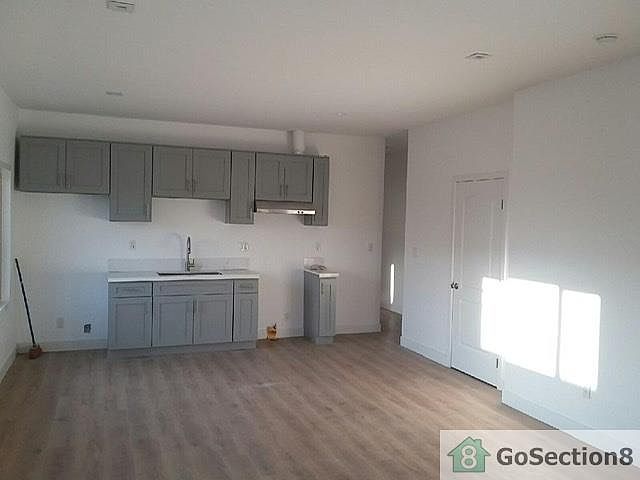 2nd image of 541 1/2 W 41st Dr