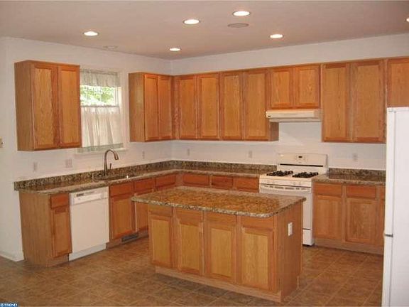3rd image of 185 Albacore Dr