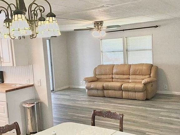 Living Rm - Vinyl Flr