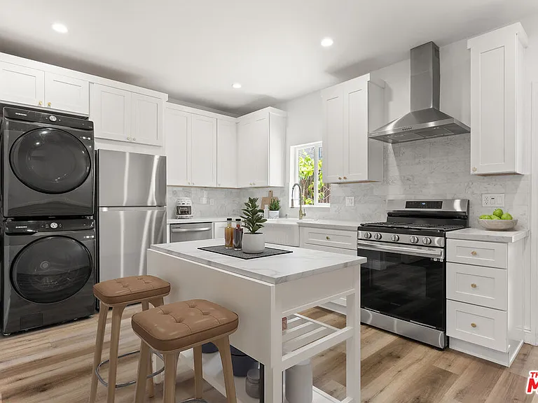 8017 Airlane Ave — Photo 2