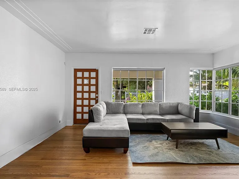 555 NE 73rd St — Photo 4