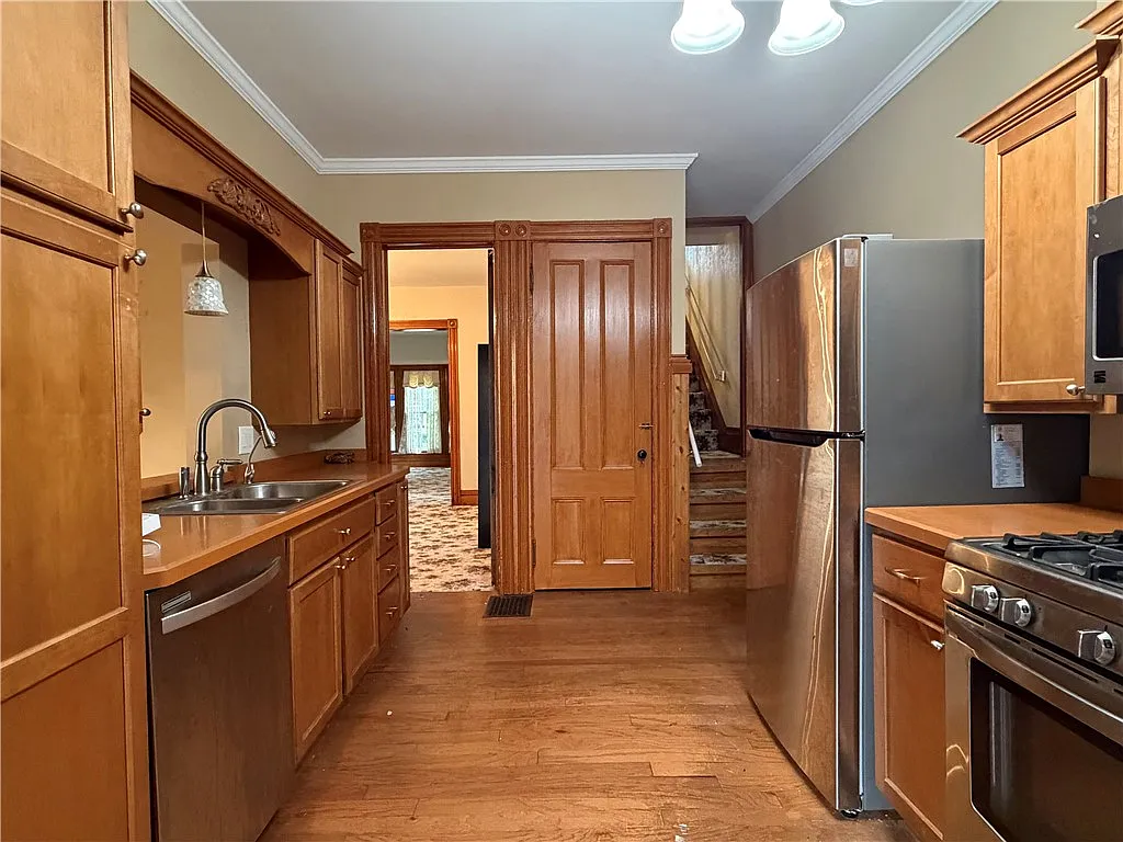 3 bed, 1.5 bath, 3478 sqft, $1,700 — Photo 2