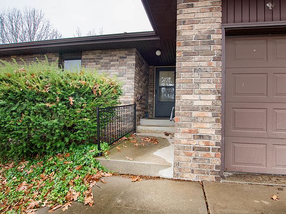 3rd image of 827 Barwick Pl