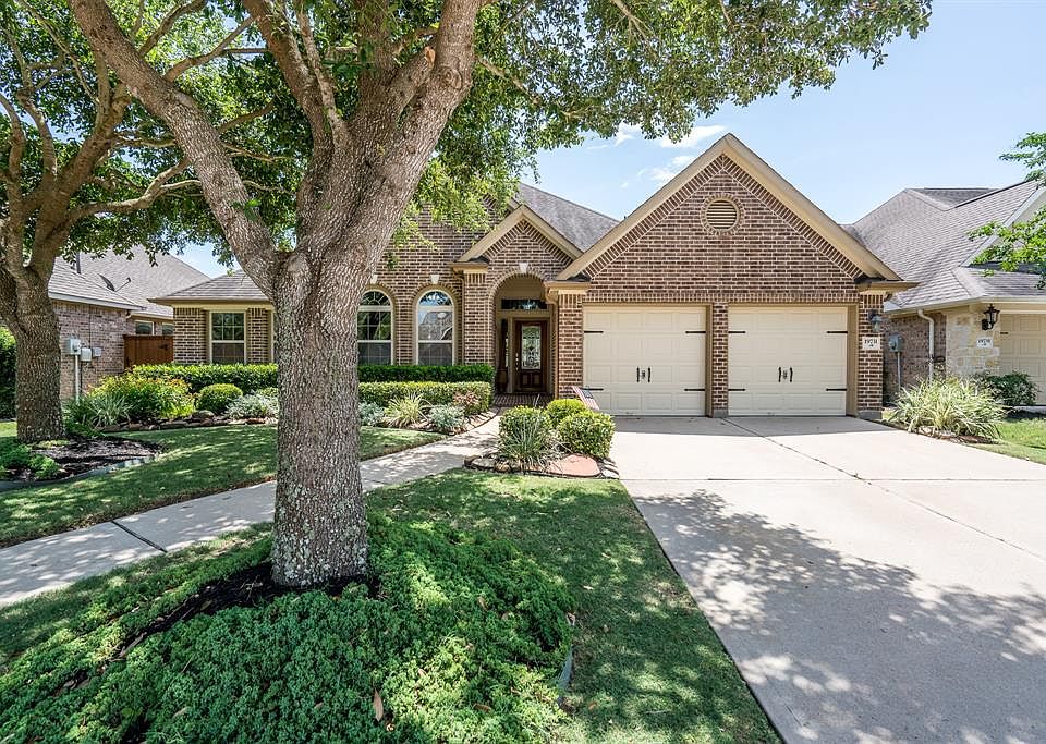 Towne Lake at it's best! Welcome home to your own slice of paradise!