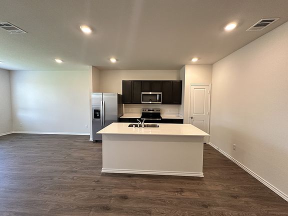 5th image of 634 White Ash Dr