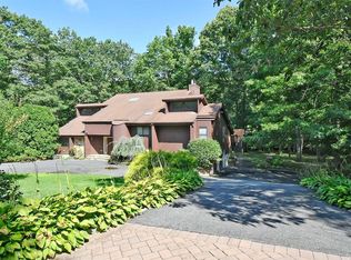 3 Brothers Ct, Dix Hills, NY 11746