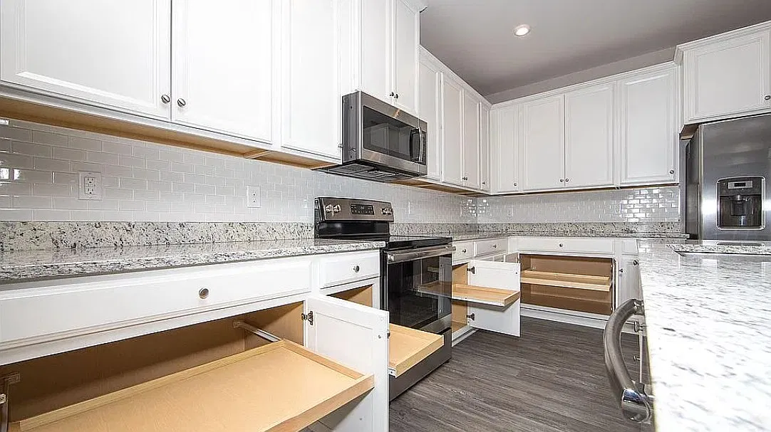 3 bed, 1760 sqft, $2,495 — Photo 4
