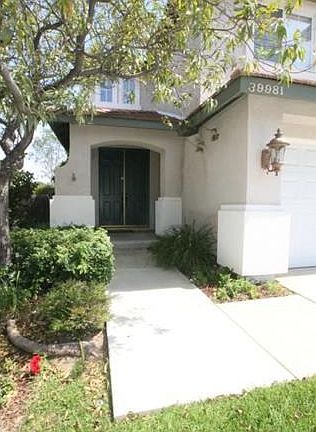 Inviting home with double door entry!