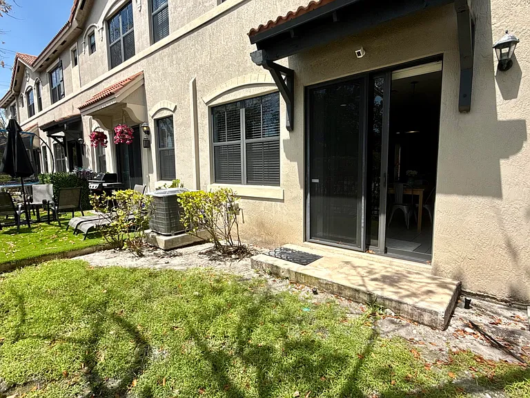 3332 NW 10th Ave — Photo 4