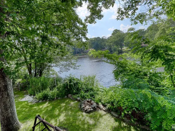 8 Shore Dr, West Milford, NJ 07480