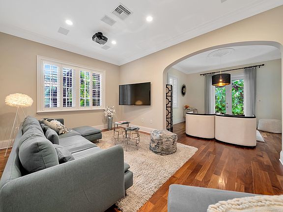 4th image of 417 Amalfi Ave