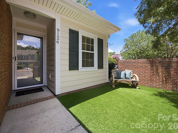 3rd image of 9126 N Vicksburg Park Ct