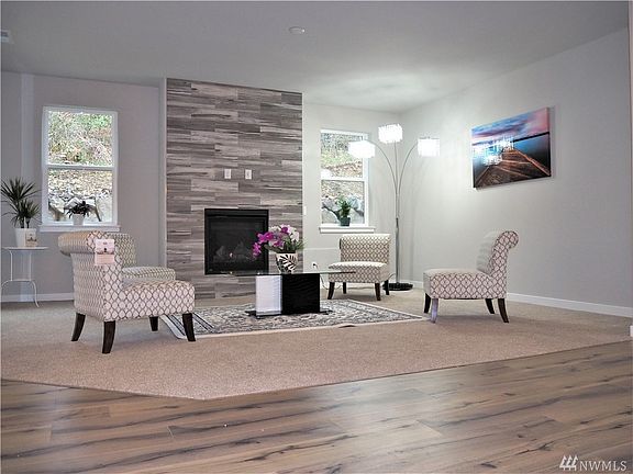 Spacious and natural light in your living room ! 