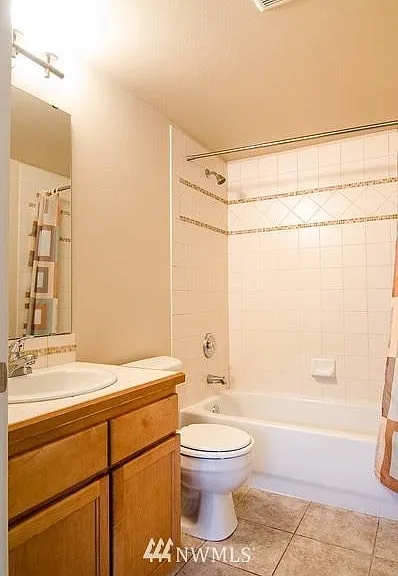 Full bathroom in the 1st floor bedroom