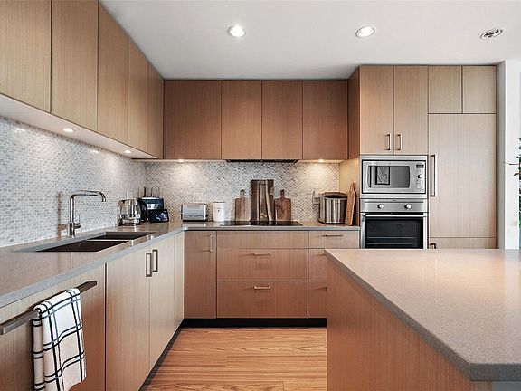 5th image of 838 Broughton St #808