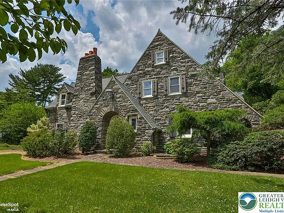 3rd image of 2835 Parkway Blvd