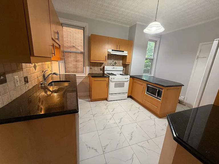 321 Avenue C — Photo 10