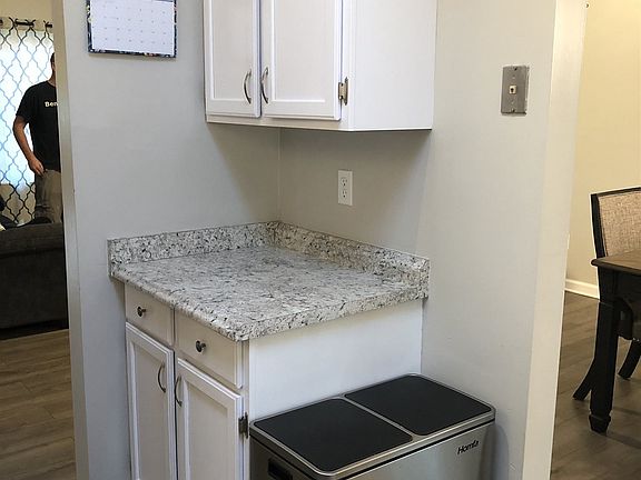 4th image of 10 Cherrywood Ln