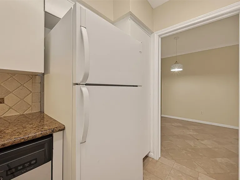2600 Bellefontaine St #B24 — Photo 17