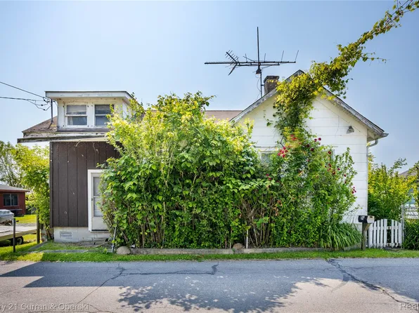 7310 Lakeshore Dr, Newport, MI 48166