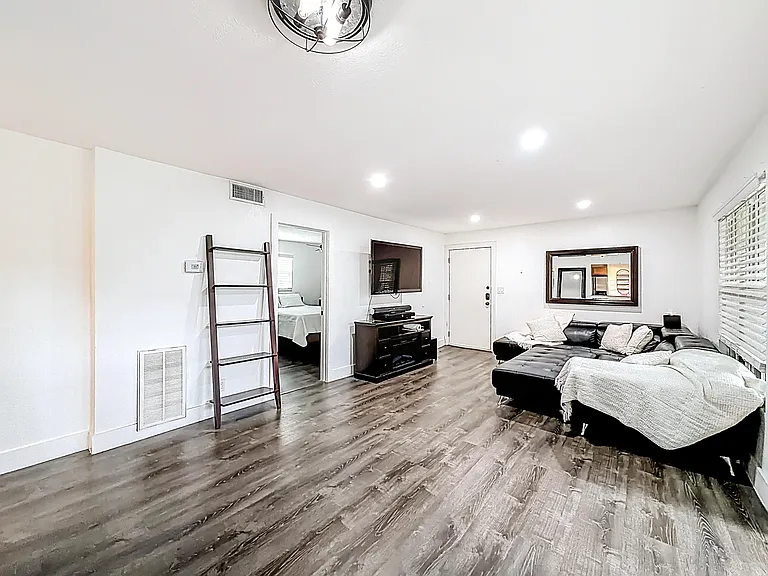305 SE 11th Ave #D — Photo 6