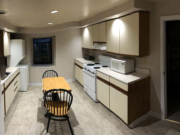 4th image of 704 Penn St #9