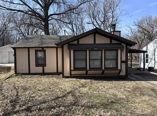 1821 SW Green Acres Ave, Topeka, KS 66604