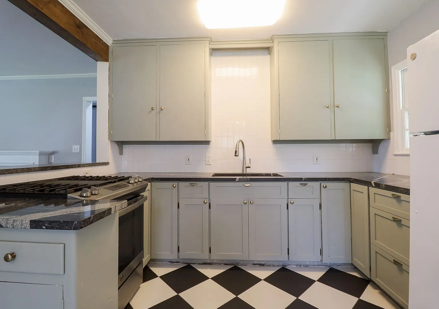 3 Bed | 1 Bath | Mid Town | $1400 — Photo 2