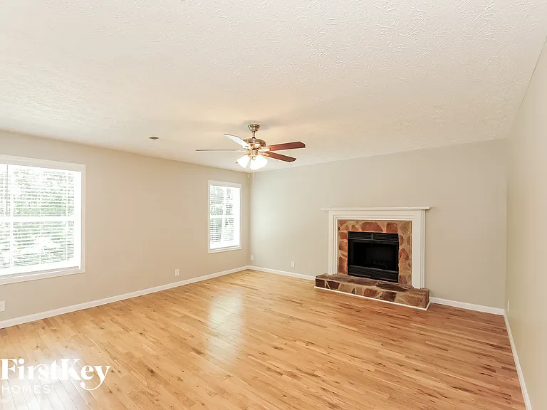 4945 Bent Creek Ct — Photo 3