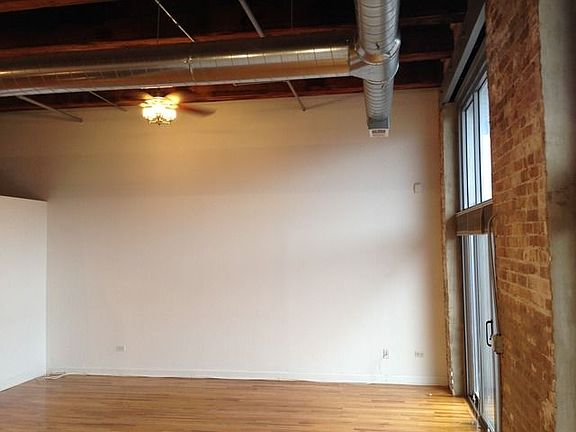 5th image of 824 W Superior St Unit 302