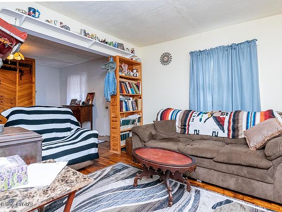 4th image of 305 Henry St
