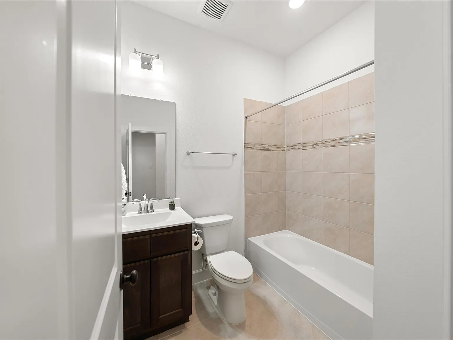 4 bed, 3.0 bath, 1914 sqft, $2,675 — Photo 3