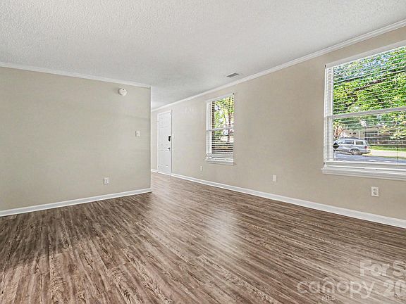 3rd image of 409 Vista Grande Cir