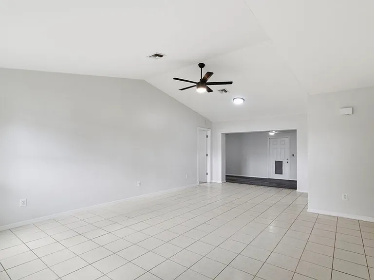 233 SW 43rd St — Photo 20