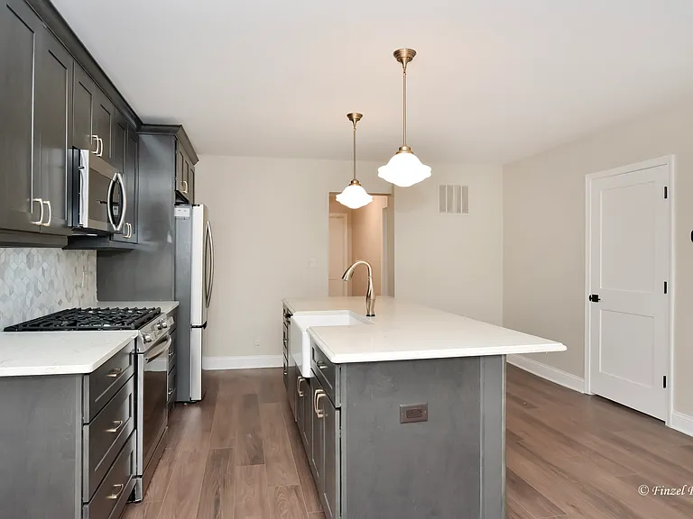 10907 N Woodstock St #A — Photo 8