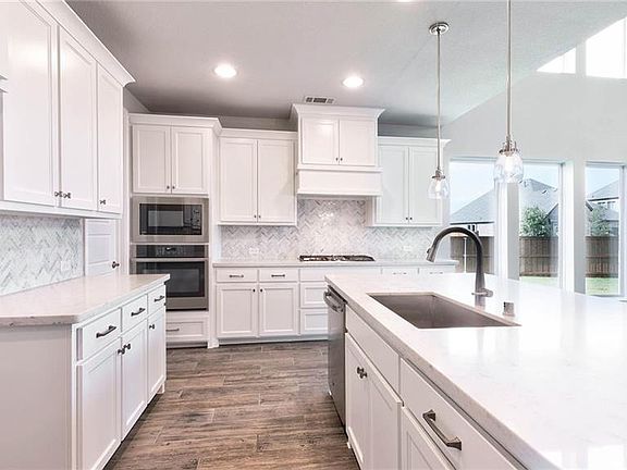 2nd image of 3127 Lexington Dr