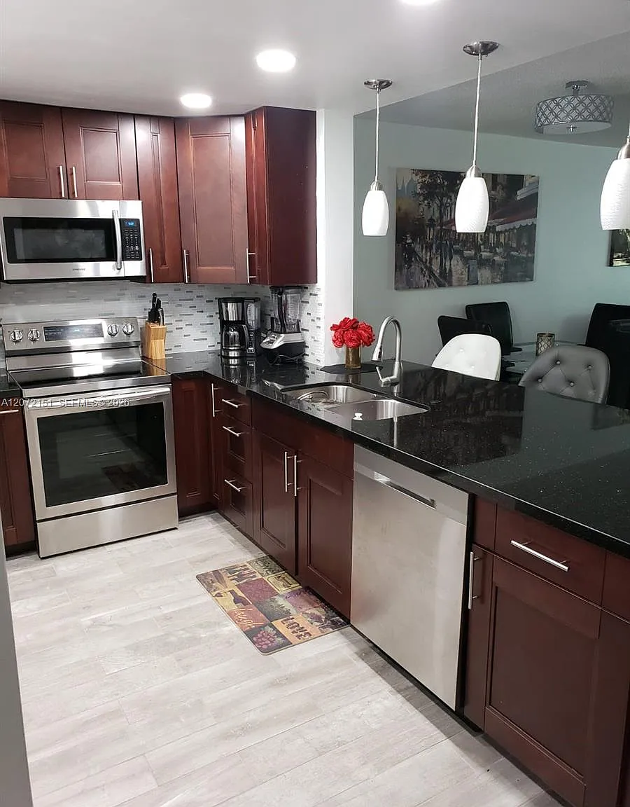 Meadowbrook Condo Apts Bl — Photo 2