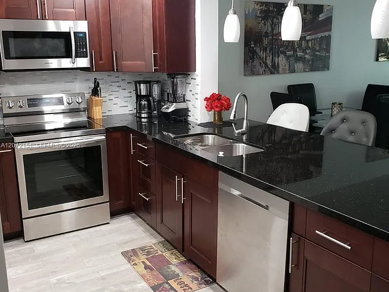 900 NE 12th Ave #302 — Photo 2