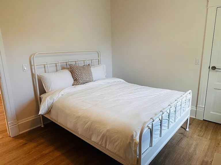 Queen bedroom main floor.