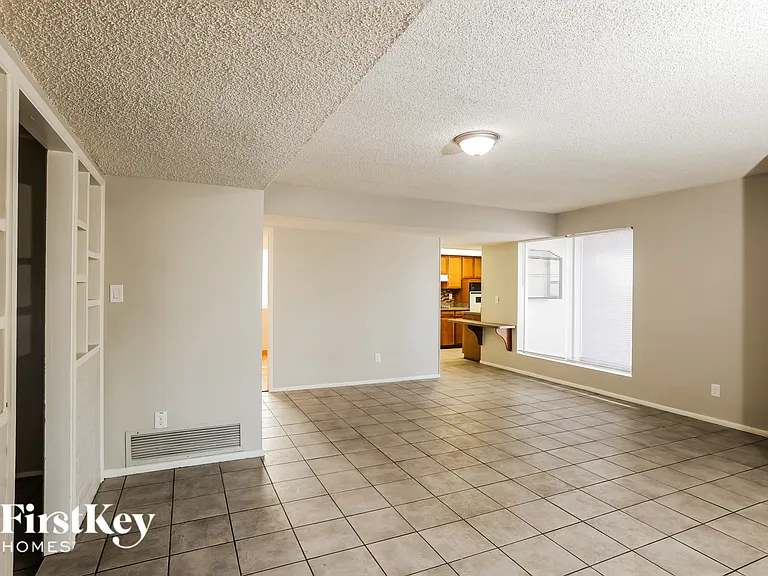 9047 N 36th Dr — Photo 3