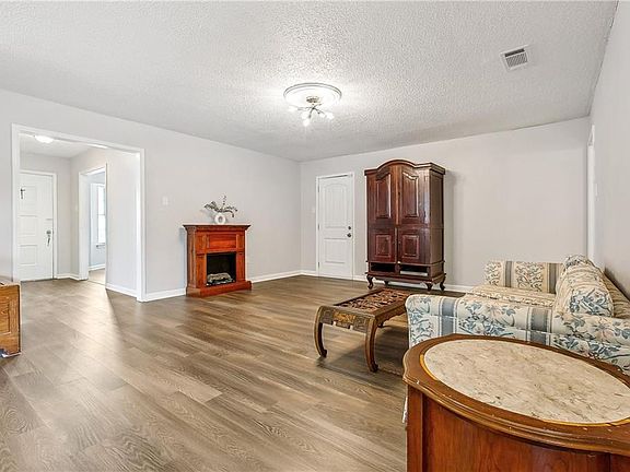 2nd image of 1908 Persimmon Ave