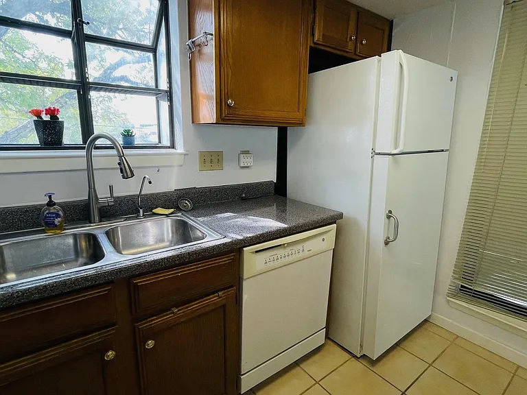 1510 W North Loop Blvd #822 — Photo 3