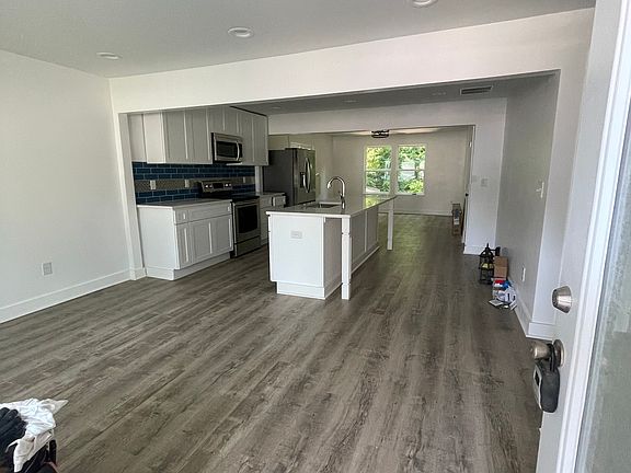 5th image of 101 Gloria Dr
