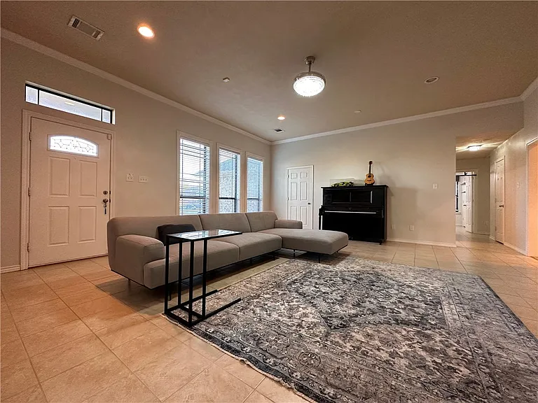 913 Delrey Dr — Photo 7