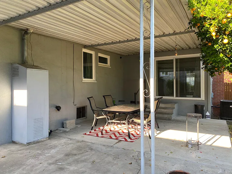1610 Winona Ave — Photo 24
