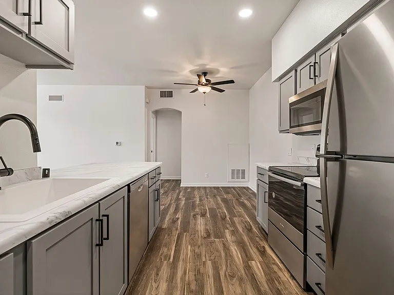 Sterling Oaks Luxury Apartments — Photo 29