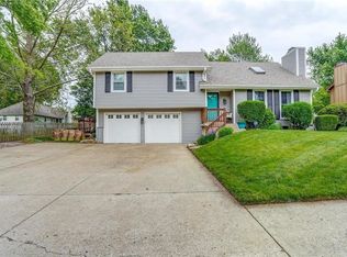 1615 NE Ridgeview Dr, Lees Summit, MO 64086