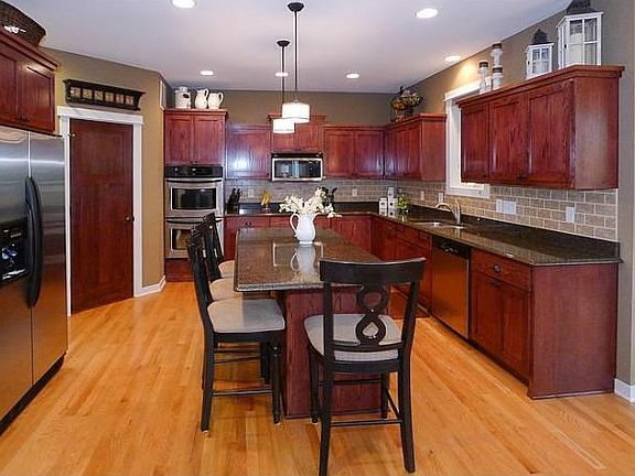 3rd image of 10780 Knollwood Ln
