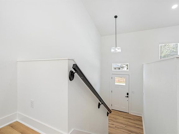 5th image of 1091 N Davis St